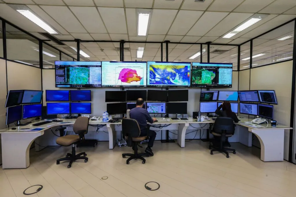 O Governo do Estado do Paraná deu mais um passo na consolidação de sua política ambiental ao publicar, nesta segunda-feira (21), o edital de concorrência internacional eletrônica para aquisição de três radares meteorológicos de última geração.