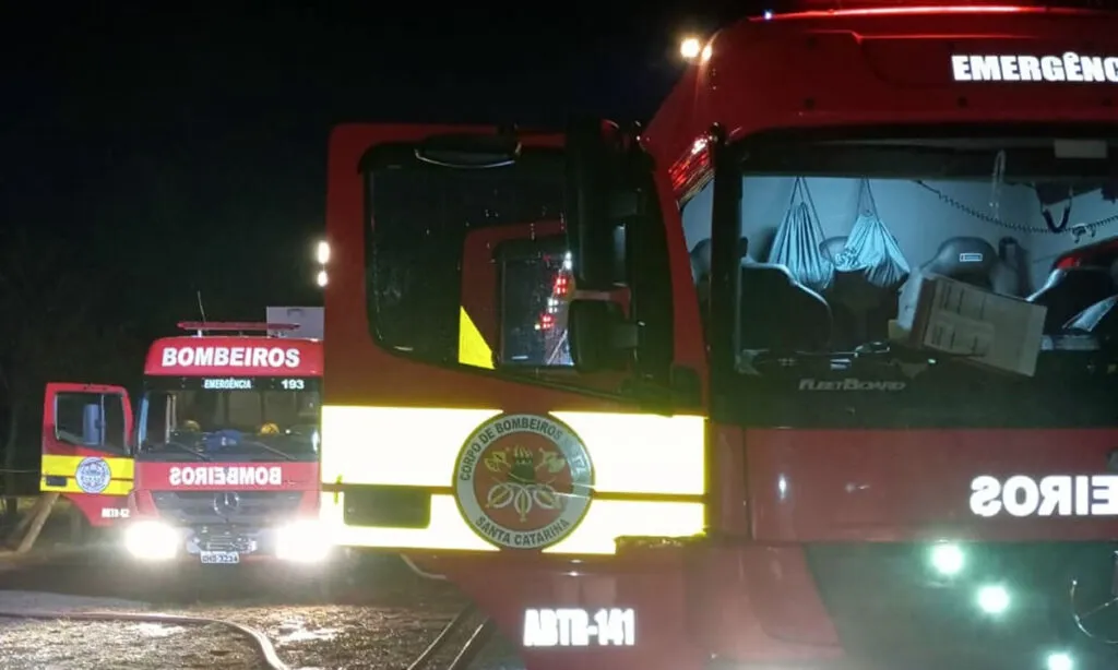 Incêndio foi registrado na madrugada desta terça-feira, na Linha Santa Rita. O Corpo de Bombeiros controlou as chamas e isolou a área