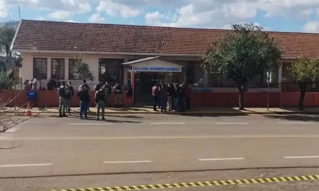 O adolescente de 16 anos entrou na escola com duas facas e desferiu golpes contra três estudantes e uma professora. Uma das crianças, de nove anos, morreu