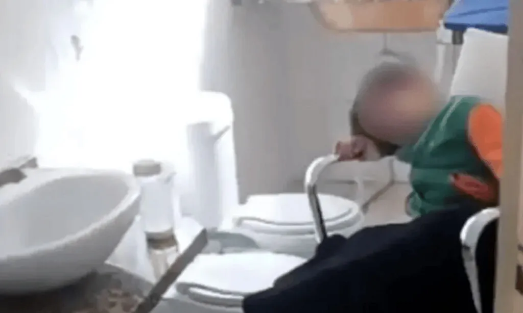 O menino de apenas quatro anos, que é diagnosticado Transtorno do Espectro Autista (TEA) nível 3 e não verbal, foi encontrado amarrado em uma cadeira dentro do banheiro