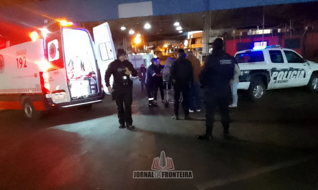A mulher de nacionalidade argentina sofreu ferimentos graves, mas o que mais chamou a atenção foi a forma como ela foi conduzida até a ambulância do Samu