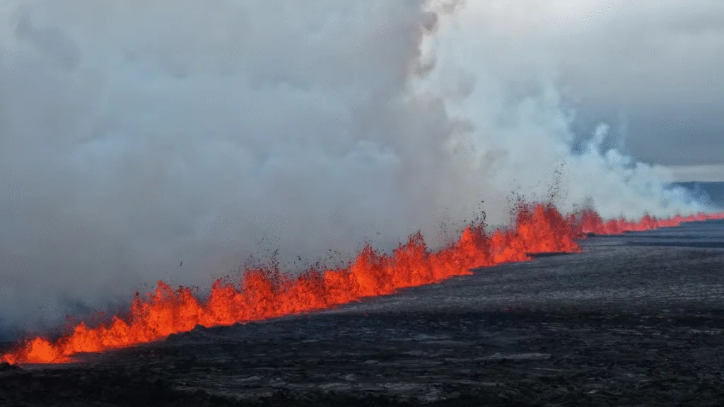 Vulcão entra em erupção e gera 300 tremores na Islândia