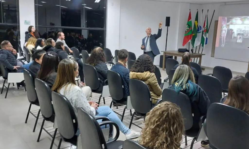 Palestra com Heládio Balerini, tratou sobre as melhores estratégias para destacar produtos em feiras e eventos