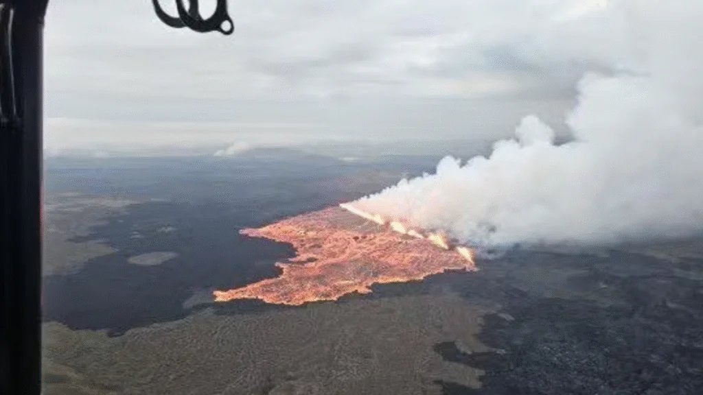 Vulcão entra em erupção e gera 300 tremores na Islândia