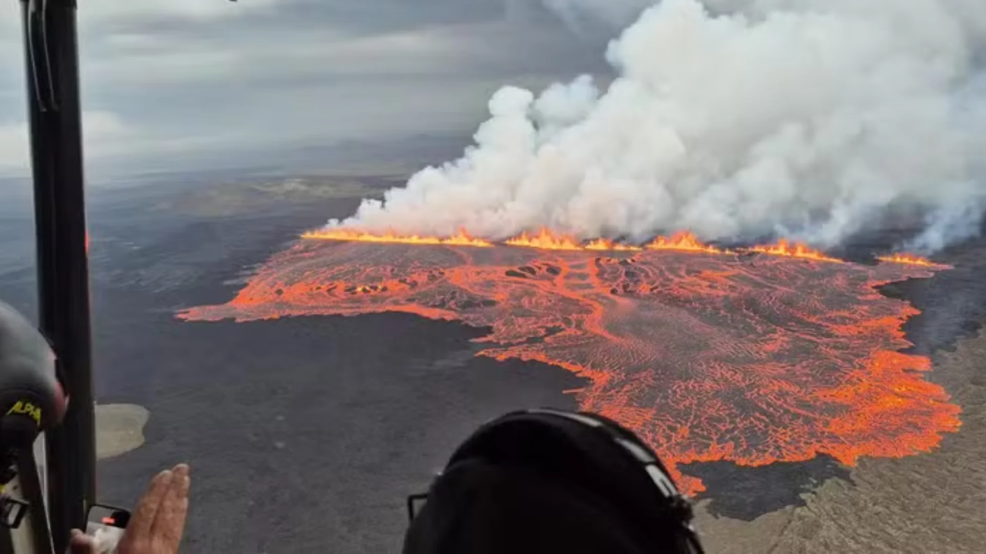 Vulcão entra em erupção e gera 300 tremores na Islândia