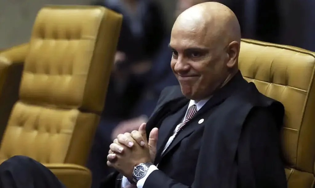 O ministro do STF Alexandre de Moraes declara que Eduardo Bolsonaro "intensificou condutas ilícitas" após a aplicação de medidas cautelares contra o pai