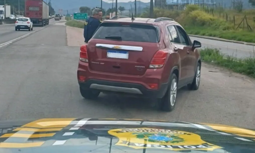 O motorista estava a aproximadamente 63,64% acima da velocidade permitida do trecho. Após a abordagem os policiais constataram várias irregularidades no carro