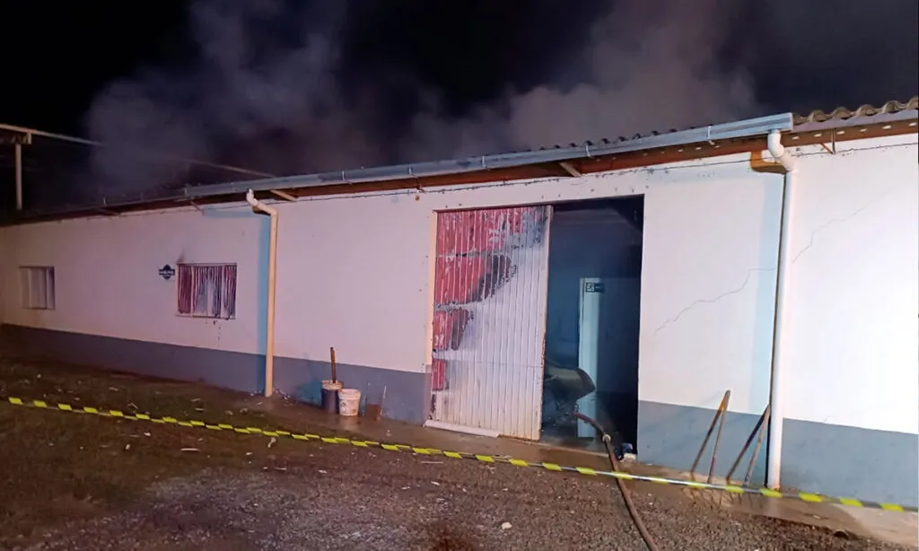 Incêndio foi registrado na madrugada desta terça-feira, na Linha Santa Rita. O Corpo de Bombeiros controlou as chamas e isolou a área