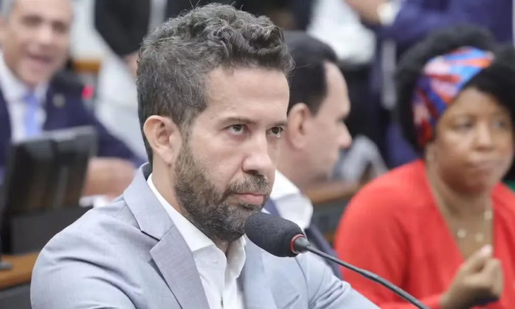 O Deputado federal André Janones se defendeu dizendo que trata Nikolas desta maneira por falas transfóbicas dele em 2023