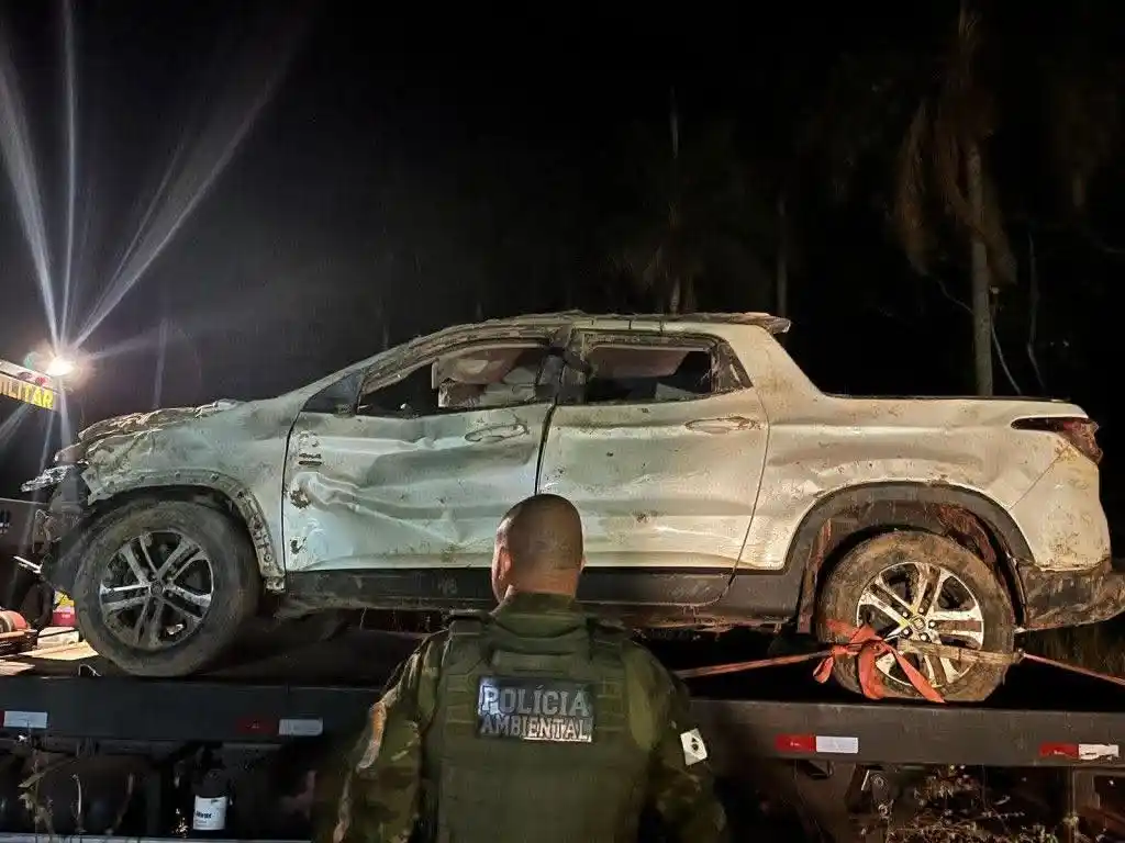 Carro de homens que desapareceram após saírem para cobrar dívida é achado dentro de bunker 5 O carro foi encontrado pela Polícia Militar Ambiental de Umuarama durante buscas pelo local. Segundo a corporação, o veículo foi enterrado há 9 quilômetros da propriedade dos suspeitos