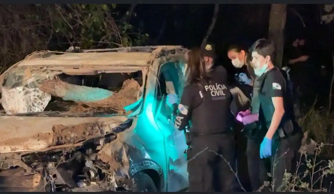 Carro de homens que desapareceram após saírem para cobrar dívida é achado dentro de bunker 4 O carro foi encontrado pela Polícia Militar Ambiental de Umuarama durante buscas pelo local. Segundo a corporação, o veículo foi enterrado há 9 quilômetros da propriedade dos suspeitos