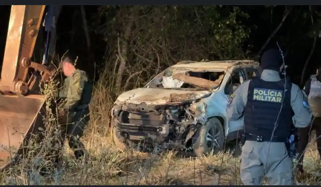 Carro de homens que desapareceram após saírem para cobrar dívida é achado dentro de bunker 3 O carro foi encontrado pela Polícia Militar Ambiental de Umuarama durante buscas pelo local. Segundo a corporação, o veículo foi enterrado há 9 quilômetros da propriedade dos suspeitos
