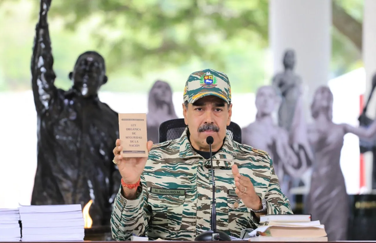 Maduro convoca venezuelanos para aprender 'a atirar' diante de tensões com os EUA 3 Em discurso televisionado, Nicolás Maduro disse também que mobilizou 'todas as armas' que o país possui 'para se defender'. Oito navios de guerra dos EUA, navegam perto da costa da Venezuela.