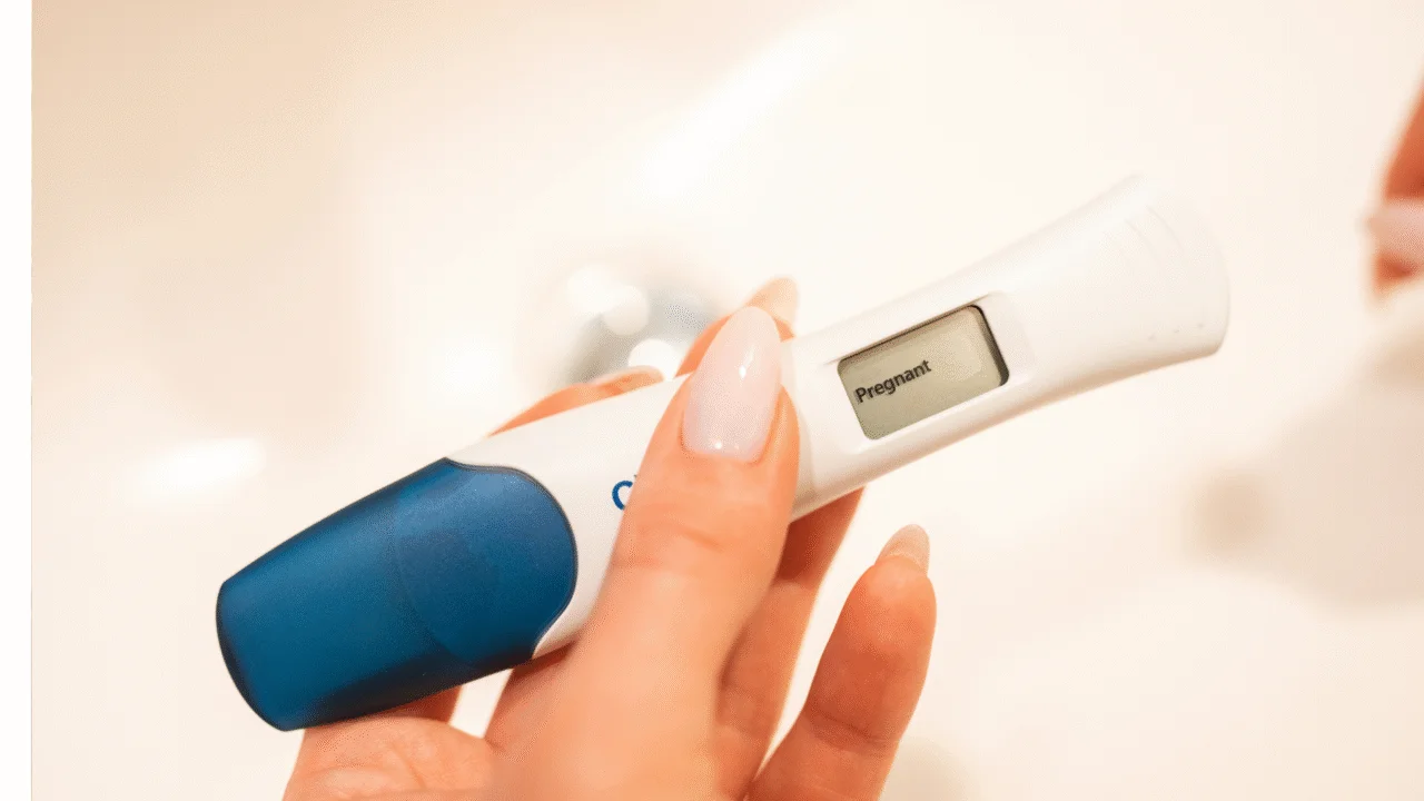 Teste de gravidez: o guia definitivo — quando fazer, como ler e por que tantos erros acontecem 1 Heloisa L 15
