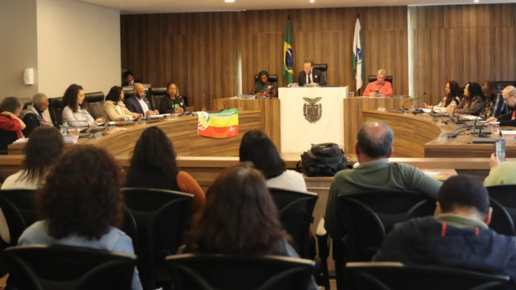 Novo Plano Nacional de Educação deve incluir combate ao racismo nas escolas 3 Combate ao racismo deve ser incluído no novo Plano Nacional de Educação, em debate no Congresso e discutido em audiência pública no Paraná.
