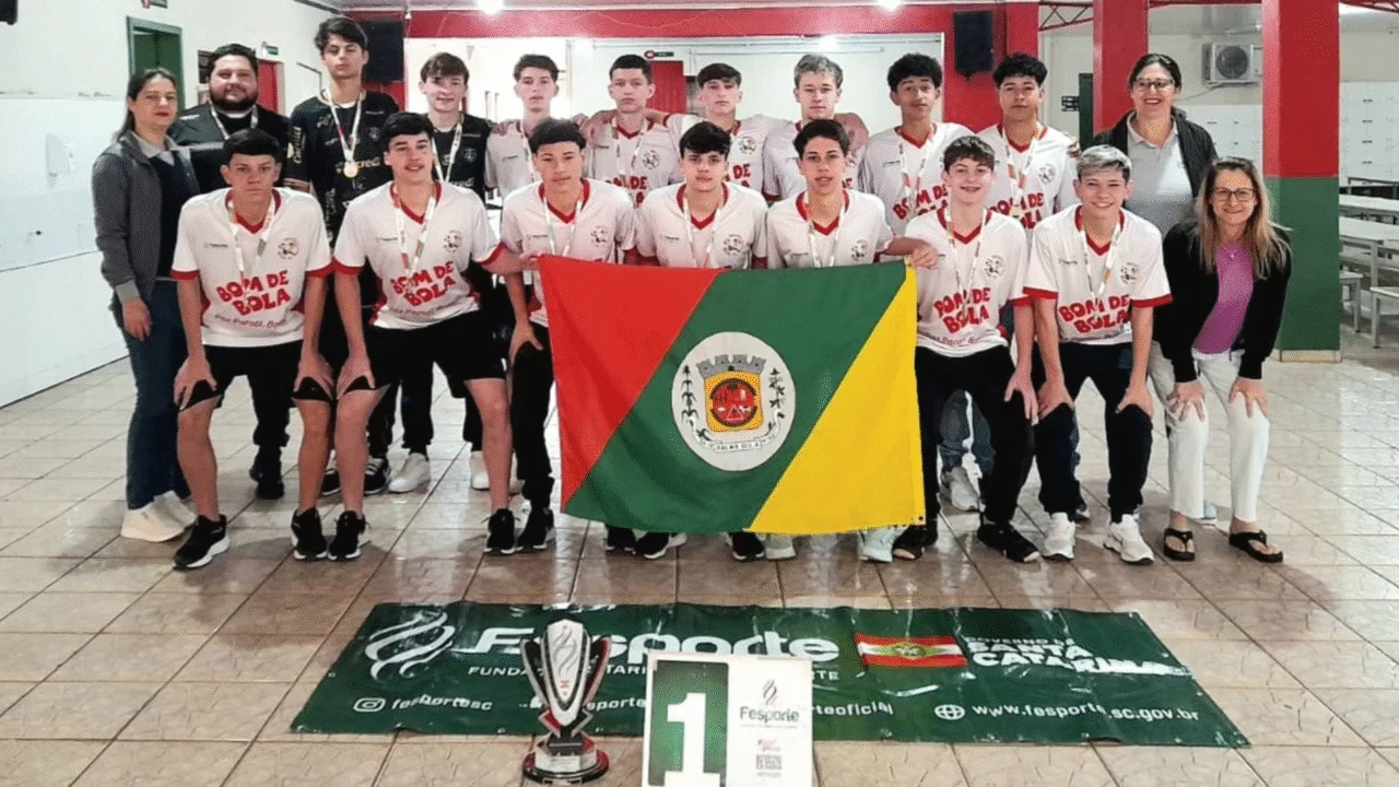 Palma Sola é tricampeão da fase microrregional do Campeonato Catarinense de Futebol Escolar 3 Escola de Palma Sola soma três vitórias e um empate, garante o tricampeonato do Catarinense Escolar e celebra a força da união.