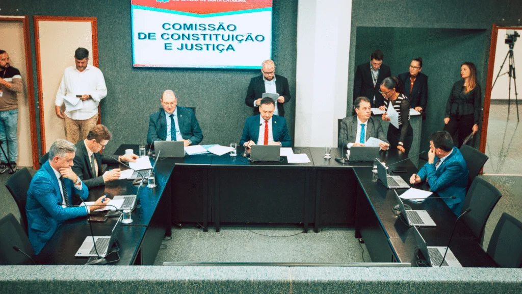 CCJ de SC rejeita veto a projeto que autoriza parteiras a emitir declarações de nascidos vivos 3 CCJ de Santa Catarina recomenda rejeição a veto do governo e mantém projeto que autoriza parteiras a emitirem declarações de nascidos vivos