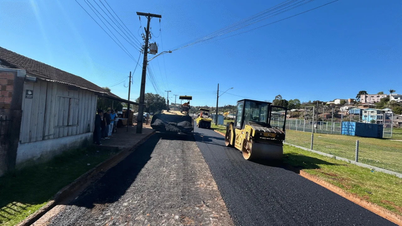 Barracão avança com obras de asfaltamento nos bairros Copasa e Nova Esperança 6 O Prefeito Jorge Santin, acompanhou o andamento das obras e destacou os investimentos, prometendo ampliar melhorias para outras regiões da cidade