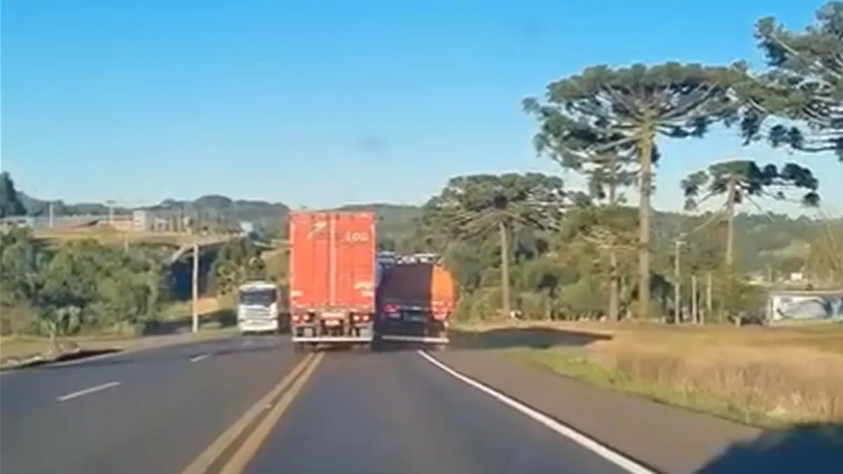Caminhoneiros colocam motoristas em risco ao disputar pista na BR 282, em SC 3 Os caminhoneiros foram flagrados em uma manobra perigosa na BR-282, em Ponte Serrada, vídeo ainda mostra carros de passeio desviando na contramão para não colidir
