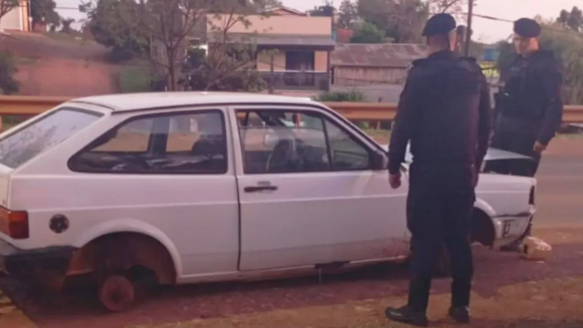 Carros furtados no Brasil são recuperados em Bernardo de Irigoyen na Argentina 3 Um dos carros, que havia sido furtado em Santo Antonio do Sudoeste, foi localizado parcialmente depenado