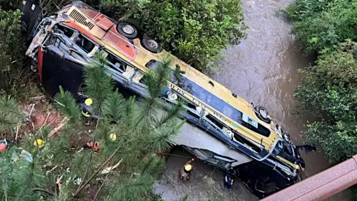 Acidente entre carro e ônibus deixa 9 mortos e 29 feridos em Campo Viera, na Argentina 3 O acidente ocorreu na madrugada deste domingo; após colidir com um veículo, o ônibus caiu de uma ponte