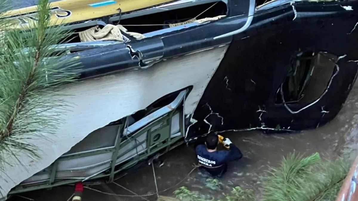 Acidente entre carro e ônibus deixa 9 mortos e 29 feridos em Campo Viera, na Argentina 4 O acidente ocorreu na madrugada deste domingo; após colidir com um veículo, o ônibus caiu de uma ponte