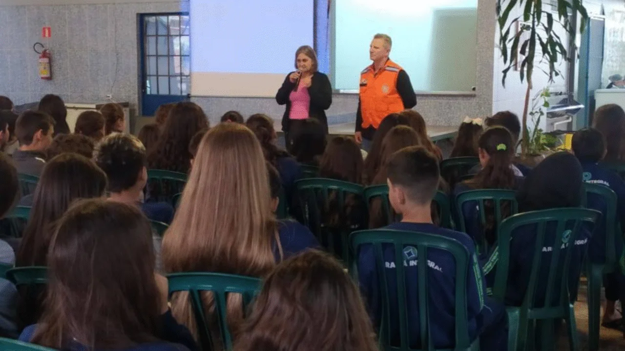 Defesa Civil de Bom Jesus do Sul promove ações educativas sobre prevenção e redução de riscos de desastres 7 Heloisa L 69 1