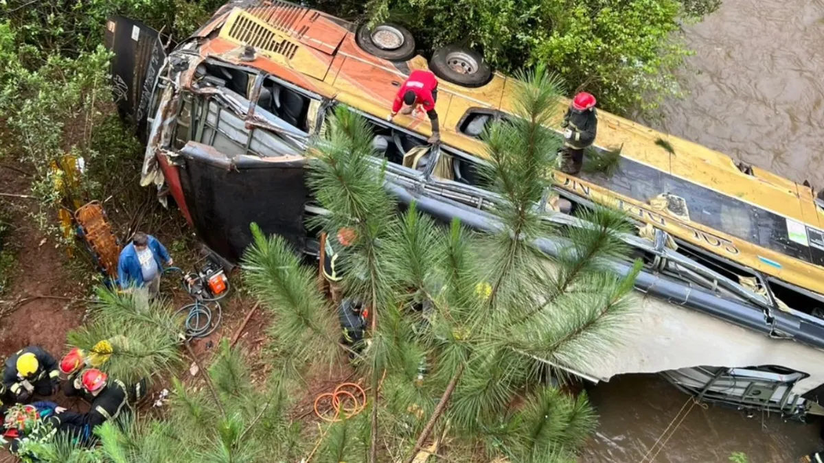 Acidente entre carro e ônibus deixa 9 mortos e 29 feridos em Campo Viera, na Argentina 5 O acidente ocorreu na madrugada deste domingo; após colidir com um veículo, o ônibus caiu de uma ponte