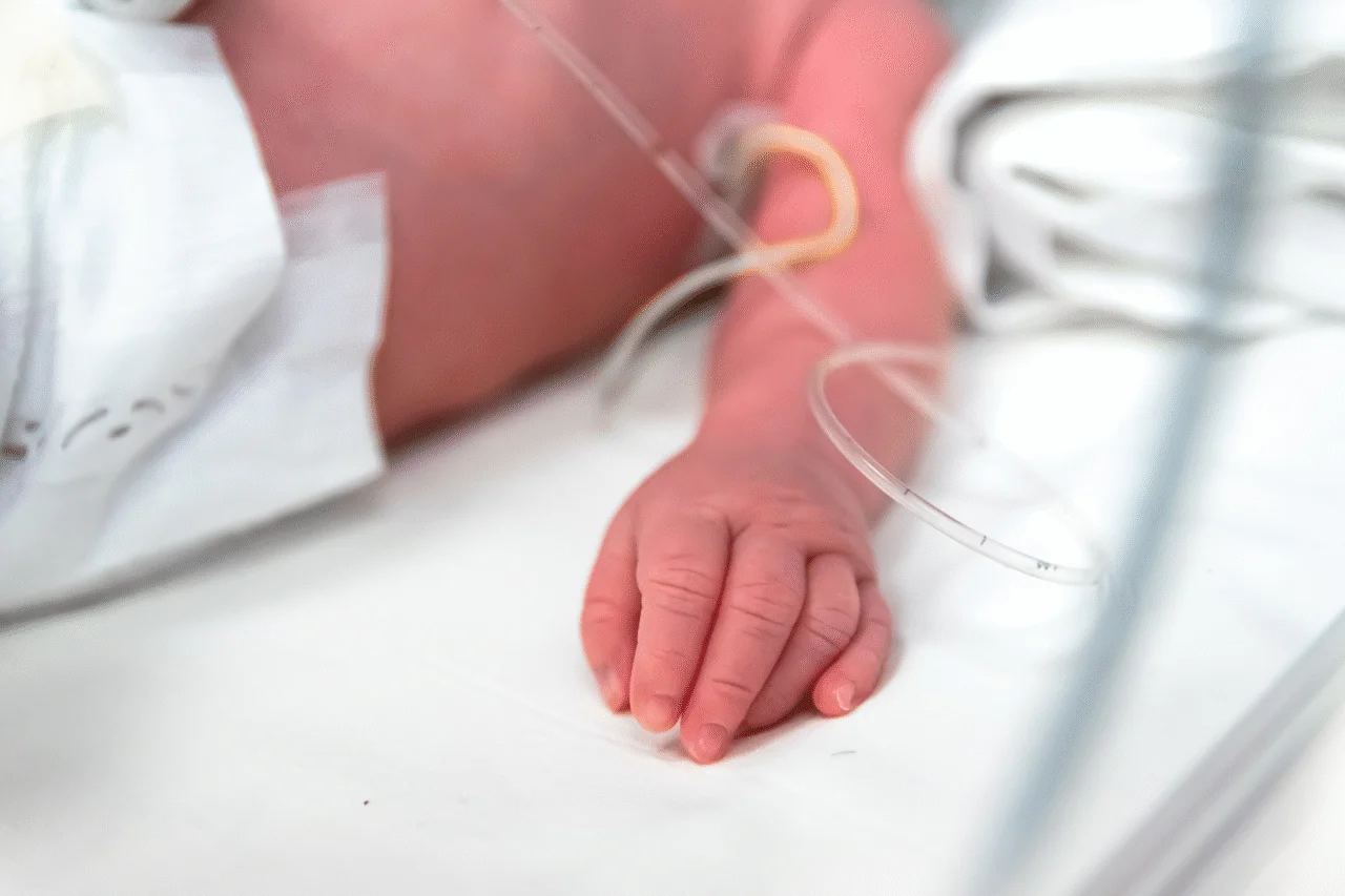 Bebê dado como morto em maternidade é encontrado vivo durante o próprio velório 3 Família descobre que bebê prematuro estava vivo no caixão momentos antes do enterro em Rio Branco; caso intriga autoridades e emociona o país.