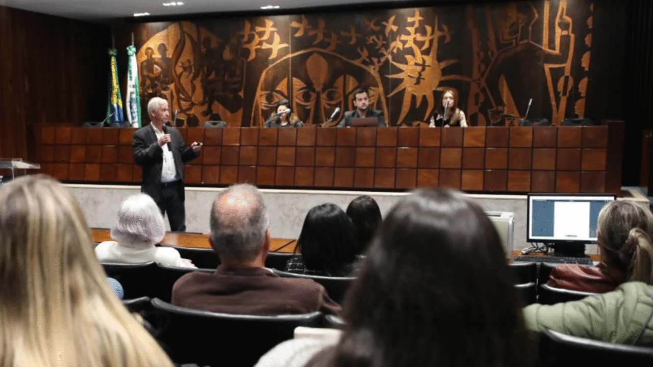 Assembleia do Paraná debate ações contra o bullying e destaca o papel da escola, da família e da sociedade na prevenção.