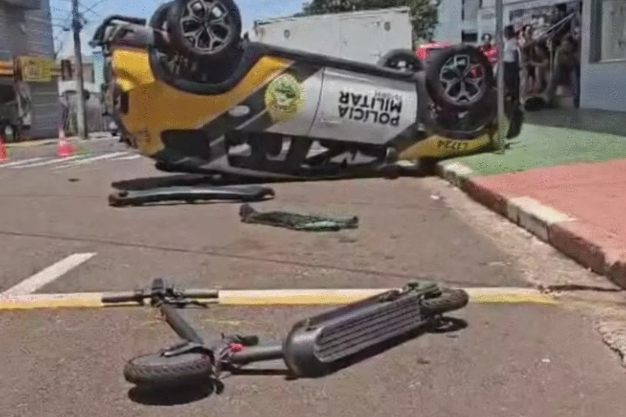 Viatura da PM capota durante perseguição e atinge adolescente no Paraná 3 Adolescente atingido por viatura em Toledo permanece internado após perseguição policial que terminou em capotamento.