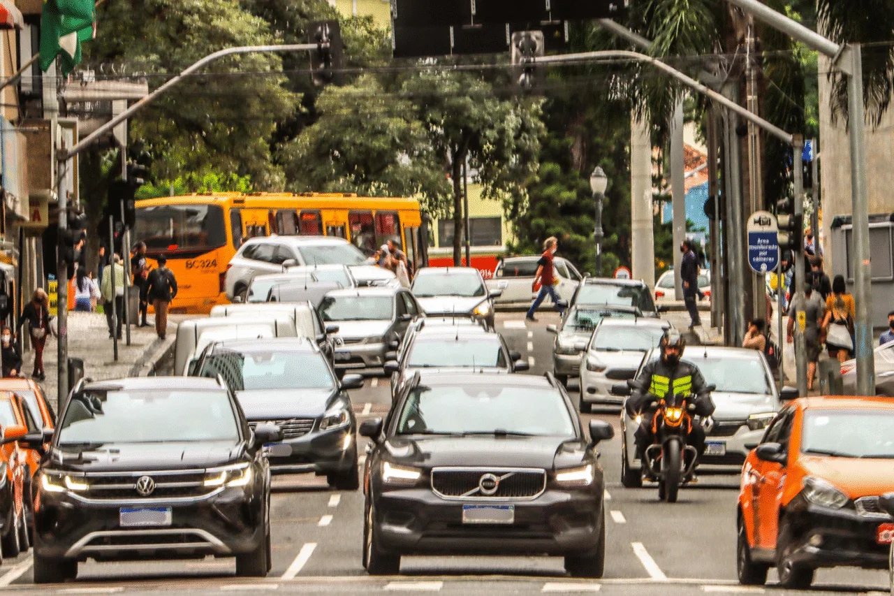 Emplacamentos disparam no Paraná após anúncio da redução do IPVA 3 Emplacamentos sobem no Paraná após anúncio da redução do IPVA; nova alíquota começa a valer em 2026.