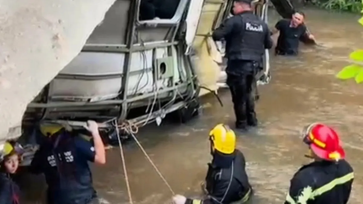 Acidente entre carro e ônibus deixa 9 mortos e 29 feridos em Campo Viera, na Argentina 6 O acidente ocorreu na madrugada deste domingo; após colidir com um veículo, o ônibus caiu de uma ponte