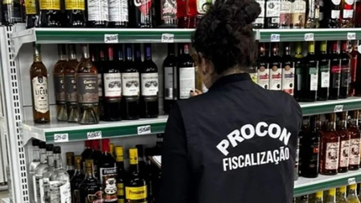Procon apreende bebidas adulteradas em estabelecimento de Francisco Beltrão 3 A ação do Procon busca identificar estabelecimentos e fornecedores de bebidas sem comprovação de origem ou com suspeita de adulteração