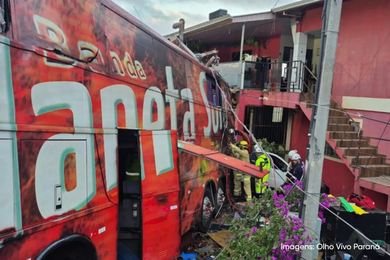 Uma pessoa morreu e quatro ficaram feridas em acidente com ônibus de banda e veículo na BR-158 7 O acidente ocorreu na madrugada deste domingo e deixou uma pessoa morta e vários feridos. A banda havia feito apresentação em Pato Branco