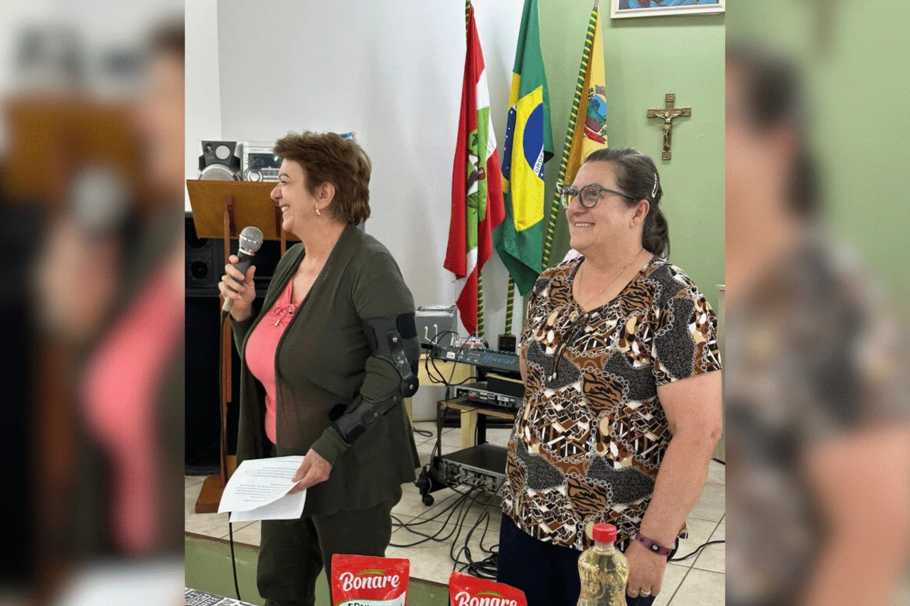 Helena Bussolaro é a nova coordenadora do grupo de idosos de Guarujá do Sul 4 Helena Bussolaro assumiu como nova coordenadora dos idosos, em substituição a Almira Willy
