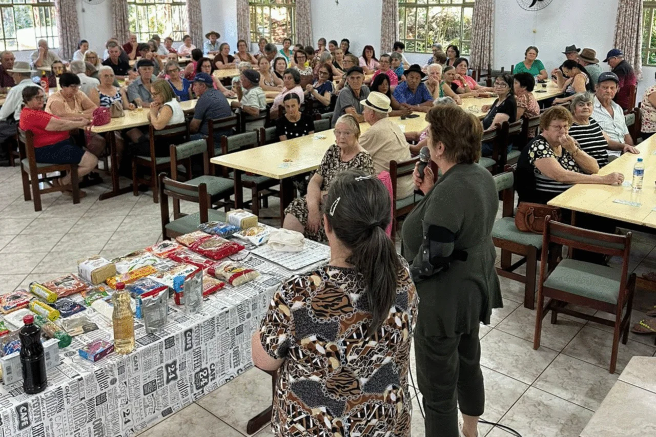 Helena Bussolaro é a nova coordenadora do grupo de idosos de Guarujá do Sul 3 Helena Bussolaro assumiu como nova coordenadora dos idosos, em substituição a Almira Willy