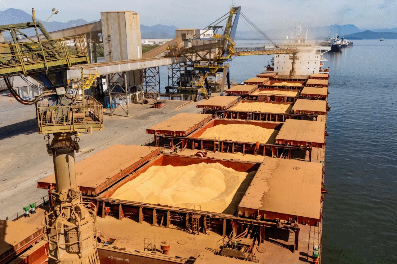 Soja movimenta mais de 13 milhões de toneladas e reforça protagonismo dos portos do Paraná 14 Soja mantém liderança absoluta nos portos do Paraná; movimentação da commodity cresce 60% em outubro e reforça expansão do complexo soja no estado.