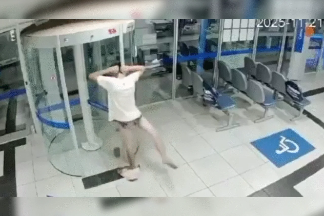 Jovem invade banco, fica preso na porta giratória e termina detido após série de trapalhadas 3 Tentativa de furto em banco vira sequência de cenas inusitadas: jovem fica preso na porta giratória, perde a bermuda e acaba detido após confusão em Carangola.