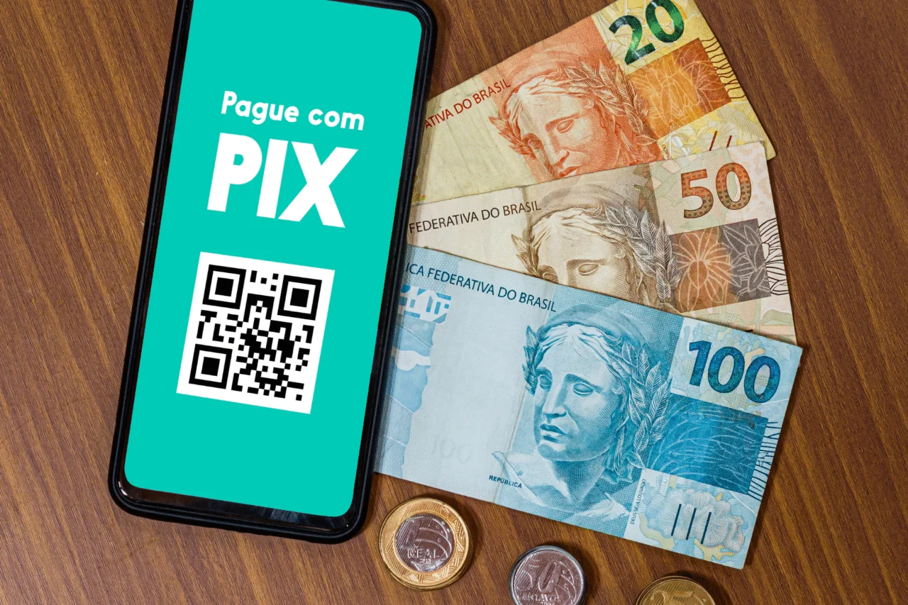 Pagamento instantâneo Pix completa cinco anos e se consolida como o principal meio do país 3 Cinco anos após o lançamento, o pagamento via Pix ultrapassa 162 milhões de usuários e segue em expansão, enquanto o Banco Central reforça segurança e anuncia novas funcionalidades.