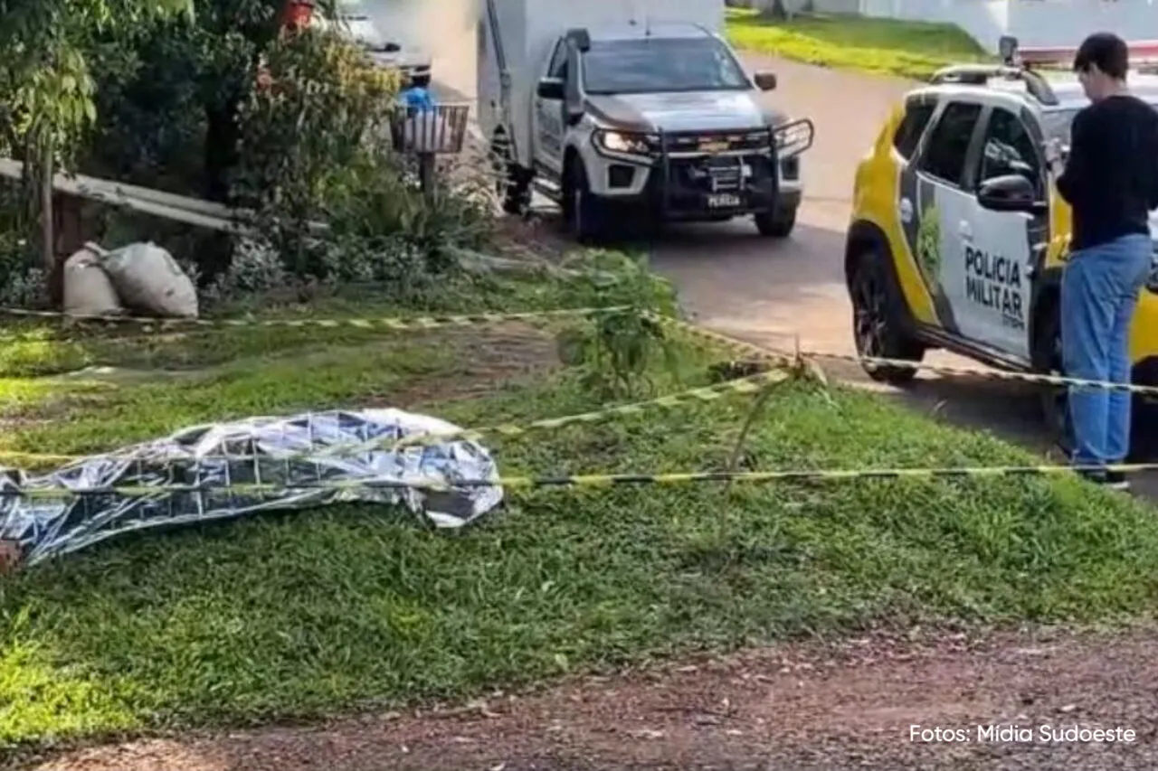 Homem é morto a facadas no Bairro Vila Aurora, em Santo Antonio do Sudoeste 3 Segundo as informações, o corpo do homem apresentava ferimentos na região das costas e abdômen