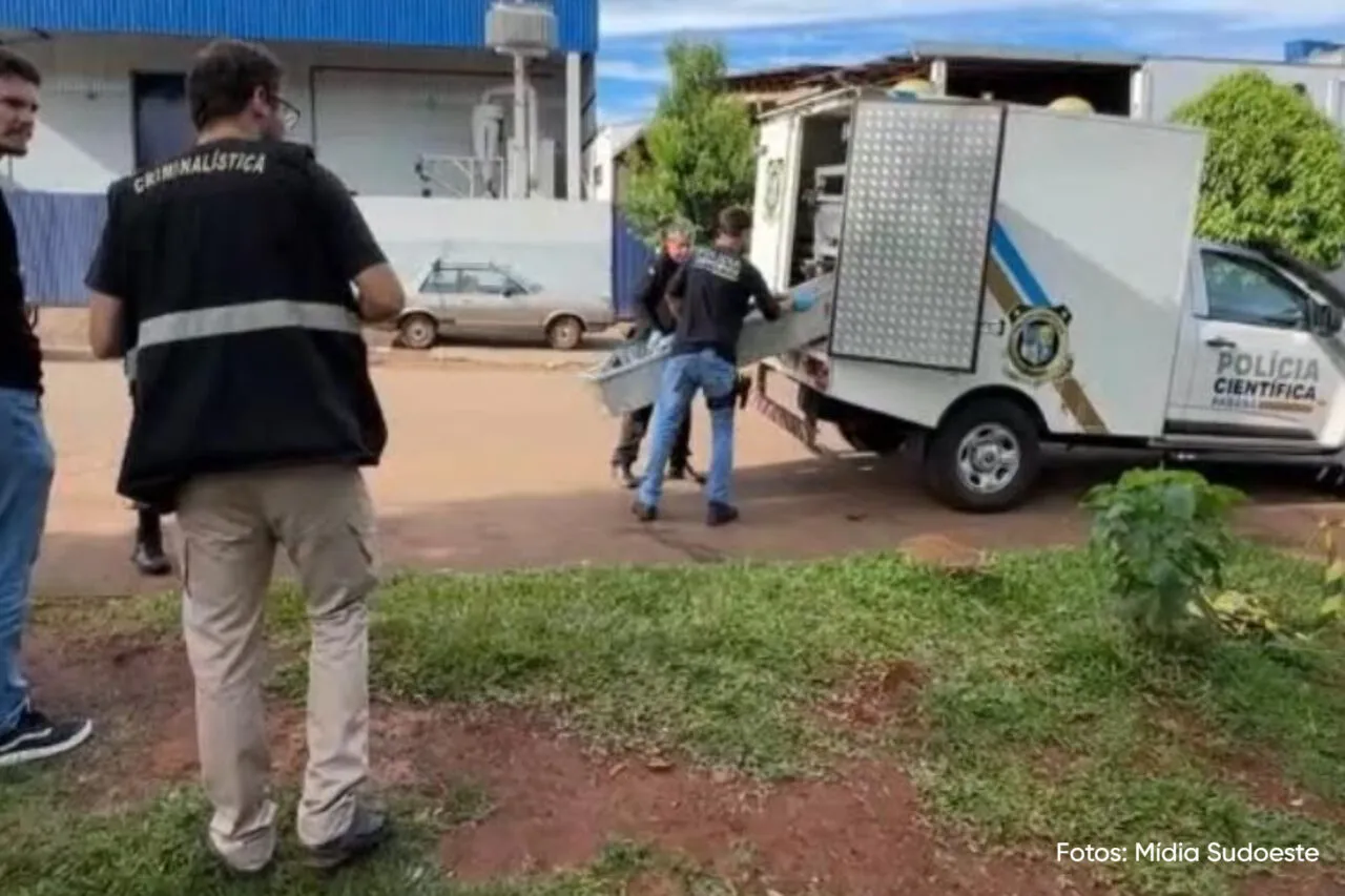 Homem é morto a facadas no Bairro Vila Aurora, em Santo Antonio do Sudoeste 4 Segundo as informações, o corpo do homem apresentava ferimentos na região das costas e abdômen