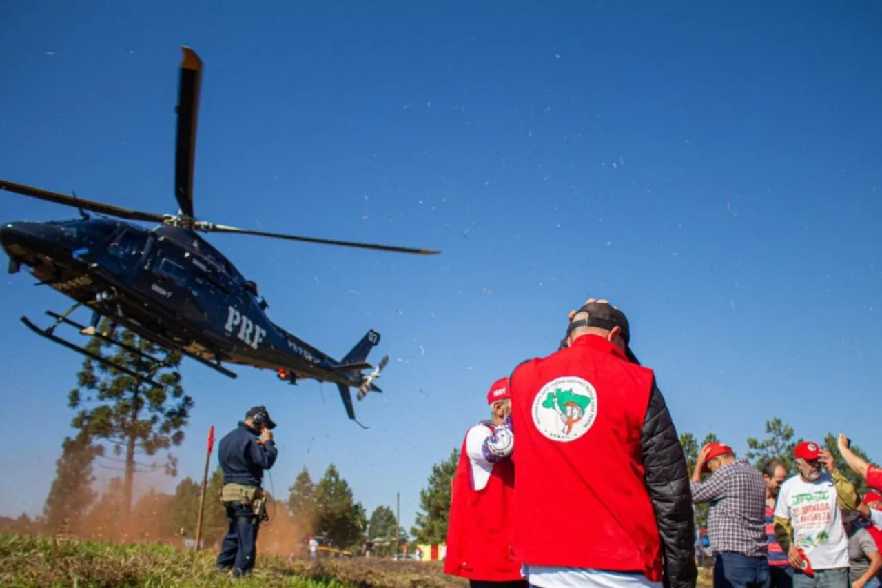 Lula cria decreto que pode blindar MST com escolta policial 3 O decreto assinado por Lula não cita nominalmente o MST, porém a inclusão dos “defensores e defensoras dos direitos humanos do campo” permite que movimentos sejam beneficiados pelo decreto