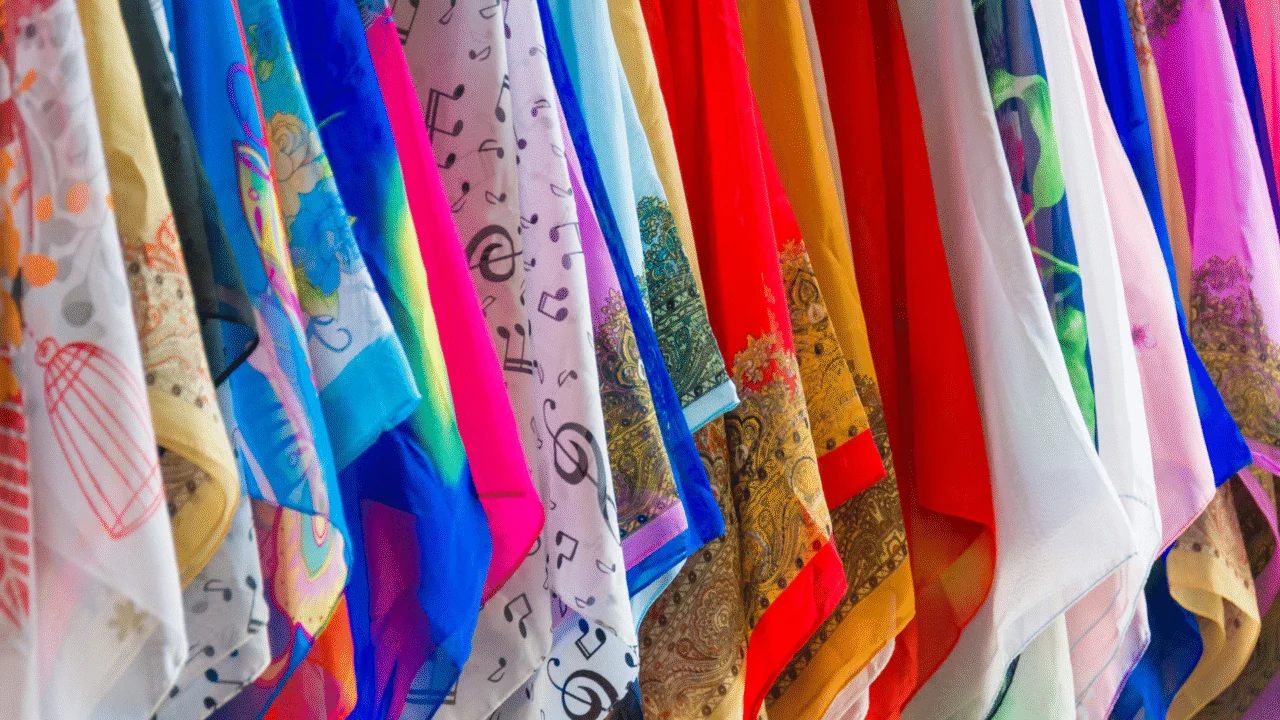 A história do uso de lenços: de símbolo de poder a acessório indispensável 4 lencos 1