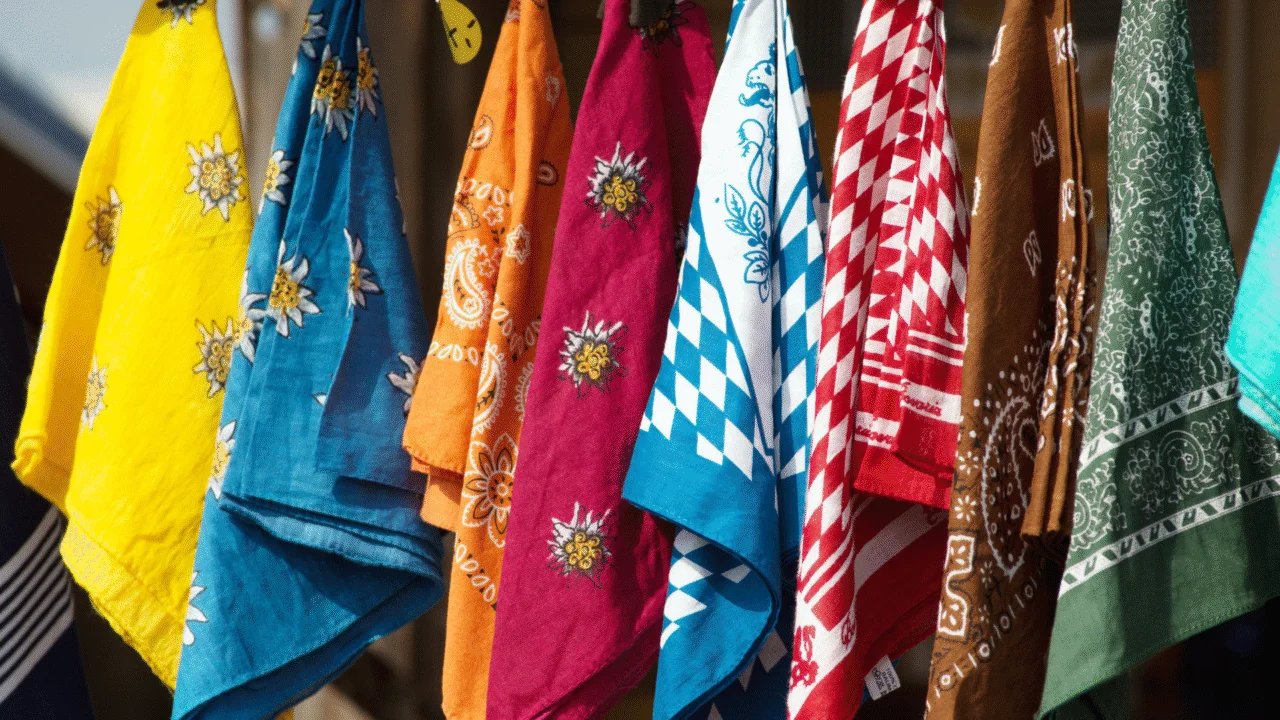 A história do uso de lenços: de símbolo de poder a acessório indispensável 1 lencos