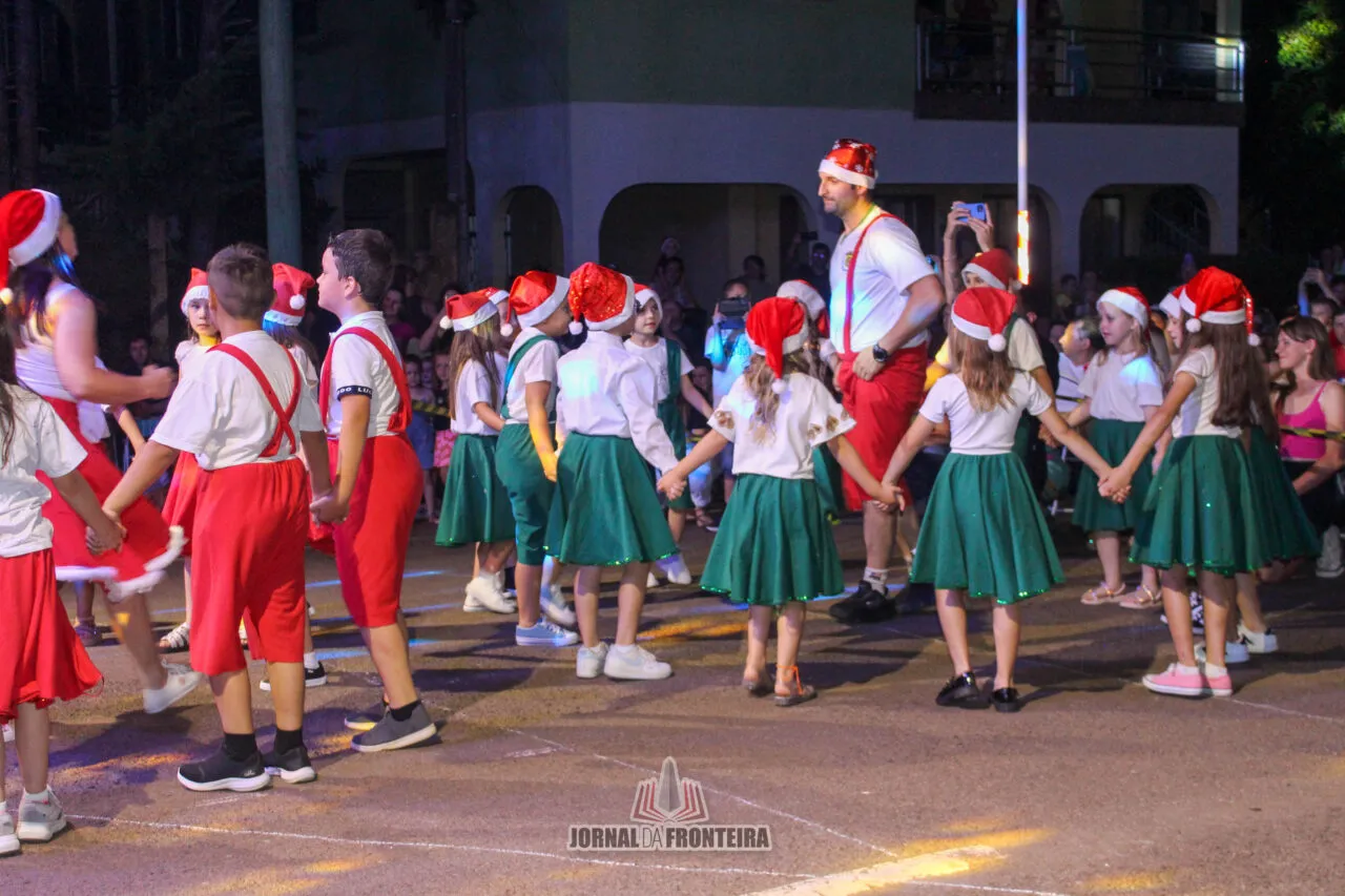 Guarujá do Sul abre programação natalina com acendimento das luzes 7 IMG 6225