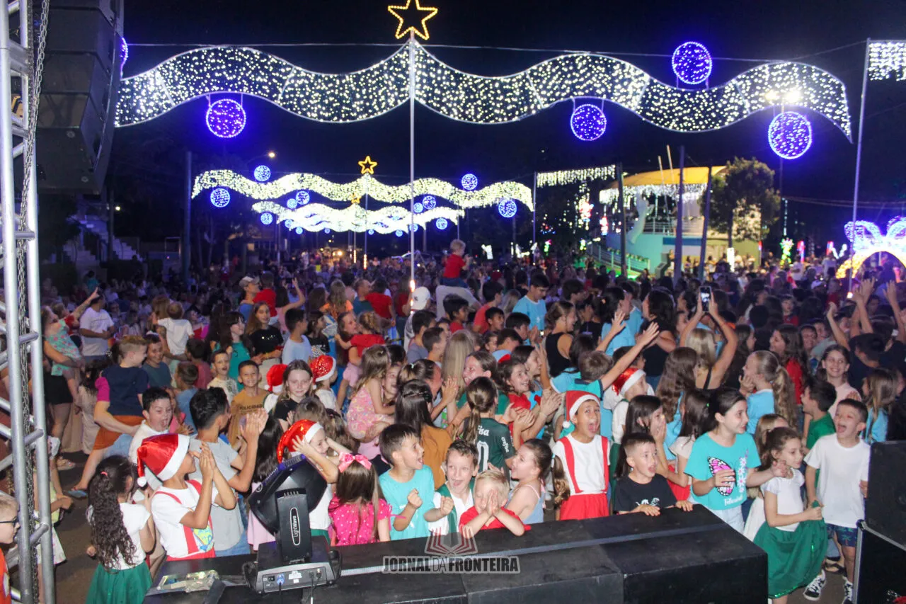 Guarujá do Sul abre programação natalina com acendimento das luzes 4 IMG 6260