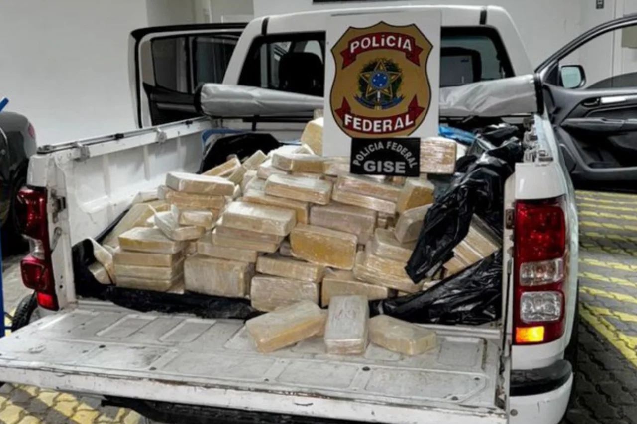 PF apreende 613 kg de cocaína em empresa suspeita de enviar droga para a Europa em SC 4 Polícia Federal apreende 613 kg de cocaína em bunker de empresa de exportação em Blumenau; investigação aponta ligação com organização internacional.