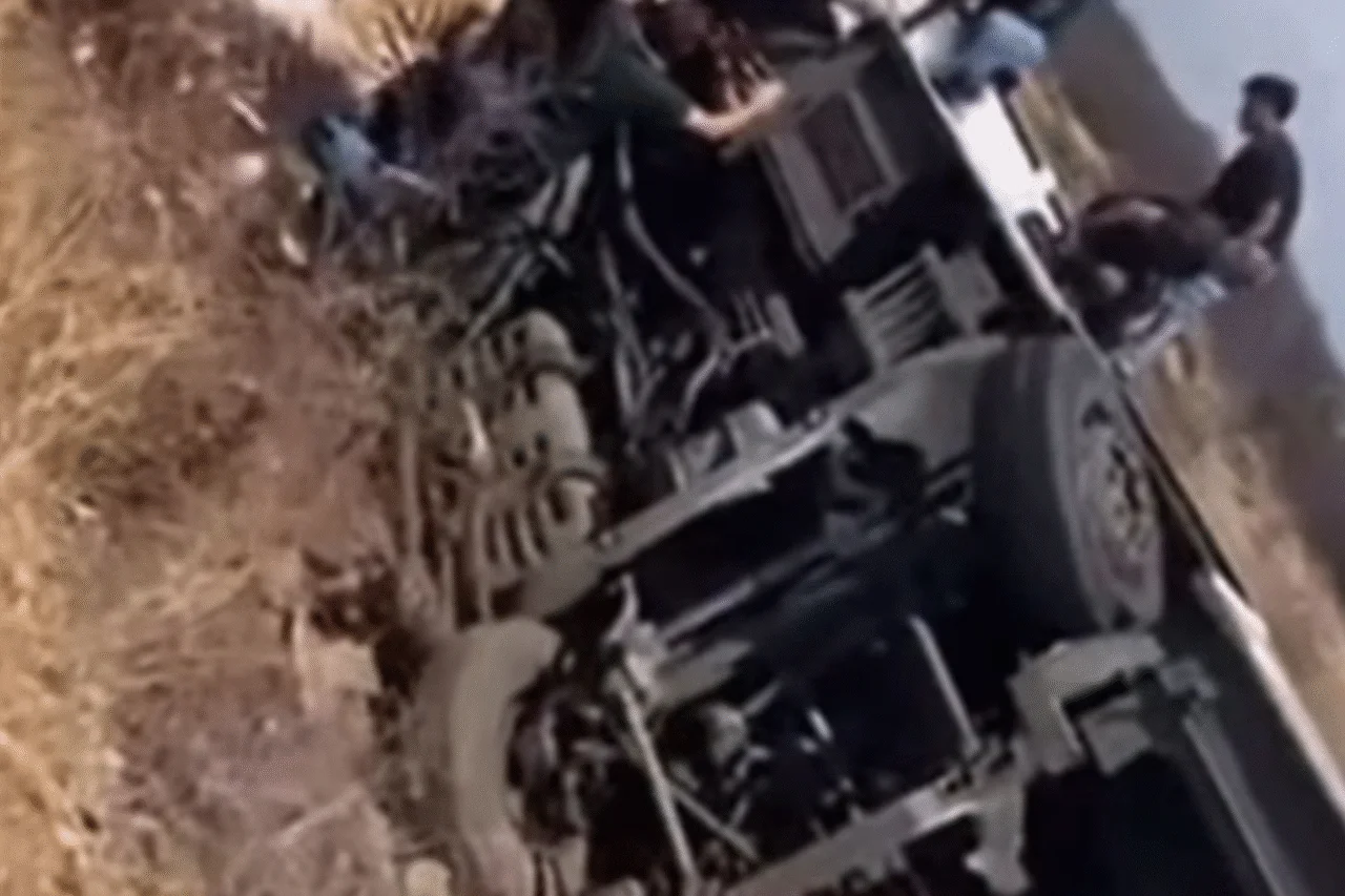 Ônibus do transporte estudantil da Univasf tomba em campus e deixa estudantes feridos 3 Ônibus do transporte intercampi da Univasf tombou no Campus Ciências Agrárias, em Petrolina. Cerca de 45 estudantes foram retirados do veículo e alguns foram encaminhados ao Hospital Universitário