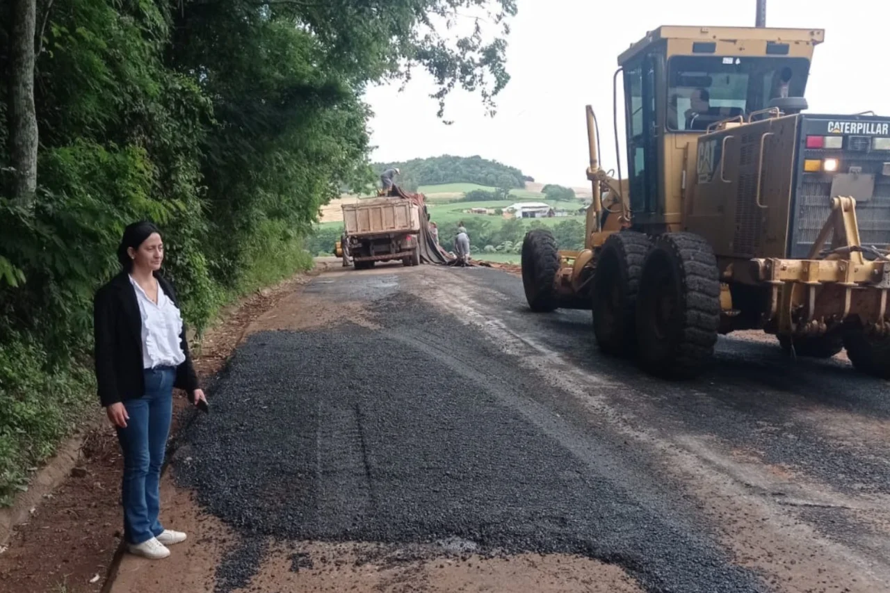 Guarujá do Sul inicia recuperação emergencial do asfalto de acesso à Pessegueiro 3 Será feita uma intervenção paliativa no trecho que liga ao Pessegueiro, atendendo demanda da comunidade e garantindo melhores condições de trafegabilidade